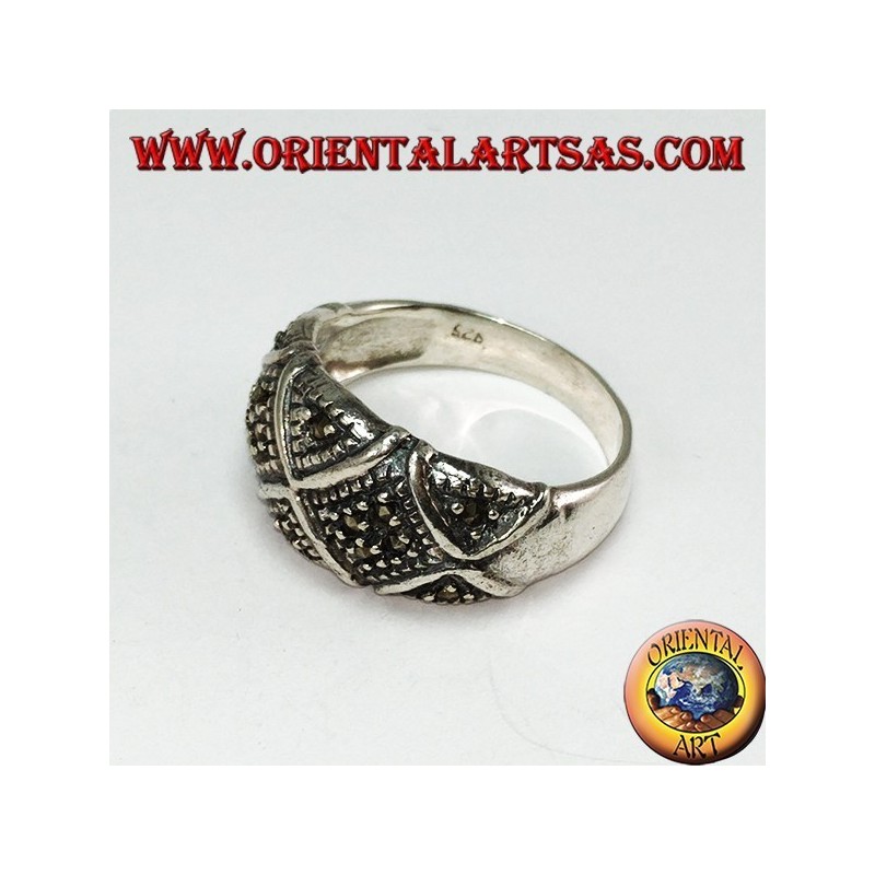 Bague en argent avec bande arrondie en marcassite divisée en X