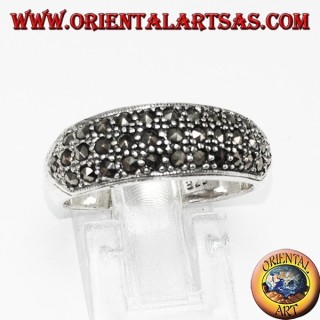 Anillo de plata con una banda redondeada con tres filas de marcasita