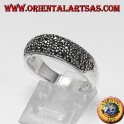 Silberring mit einem abgerundeten Band mit drei Reihen Markasit