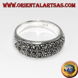Silberring mit einem abgerundeten Band mit drei Reihen Markasit