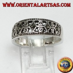 Anello in argento a fascia con marcasite nei rombi