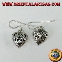 Silberne Ohrhänger in Form eines doppelseitig perforierten Herzens