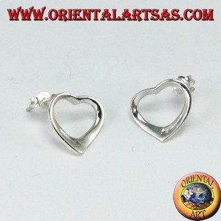 Pendientes de lóbulo de plata con un perfil de corazón
