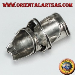 Anillo de armadura de plata medieval con decoraciones trenzadas