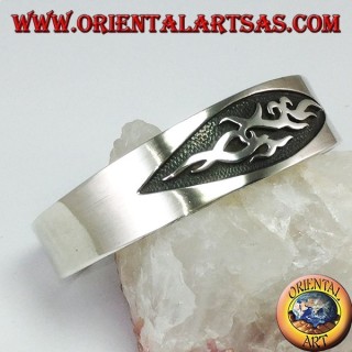 Bracciale rigido in argento 925 con un intaglio tribale a bassorilievo