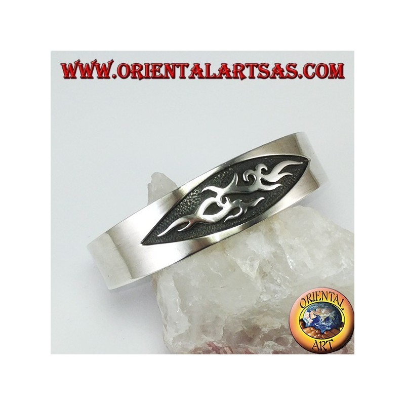 Bracelet rigide en argent 925 avec une sculpture tribale bas relief