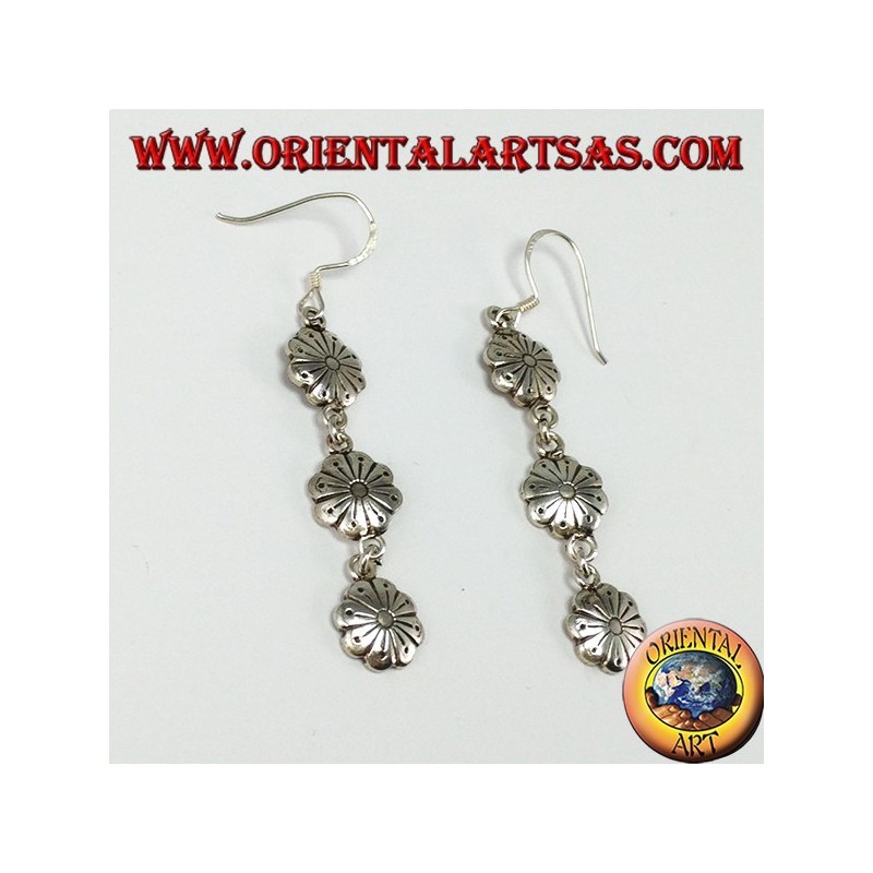 Silver pendant earrings composed of three flowers