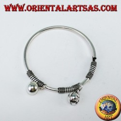 Bracelet rond rigide avec des pendentifs en argent 925