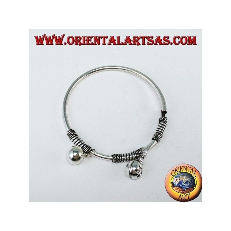Bracciale rigido tondo con ciondoli in argento 925