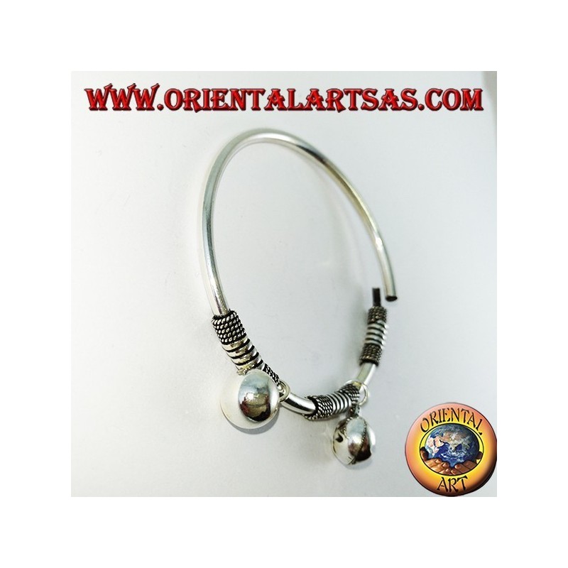 Bracelet rond rigide avec des pendentifs en argent 925
