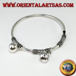 Bracelet rond rigide avec des pendentifs en argent 925