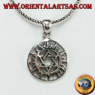 Pendentif en argent avec une étoile de David au soleil