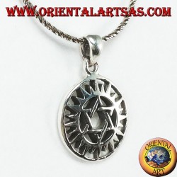 Colgante de plata con una estrella de David en el sol