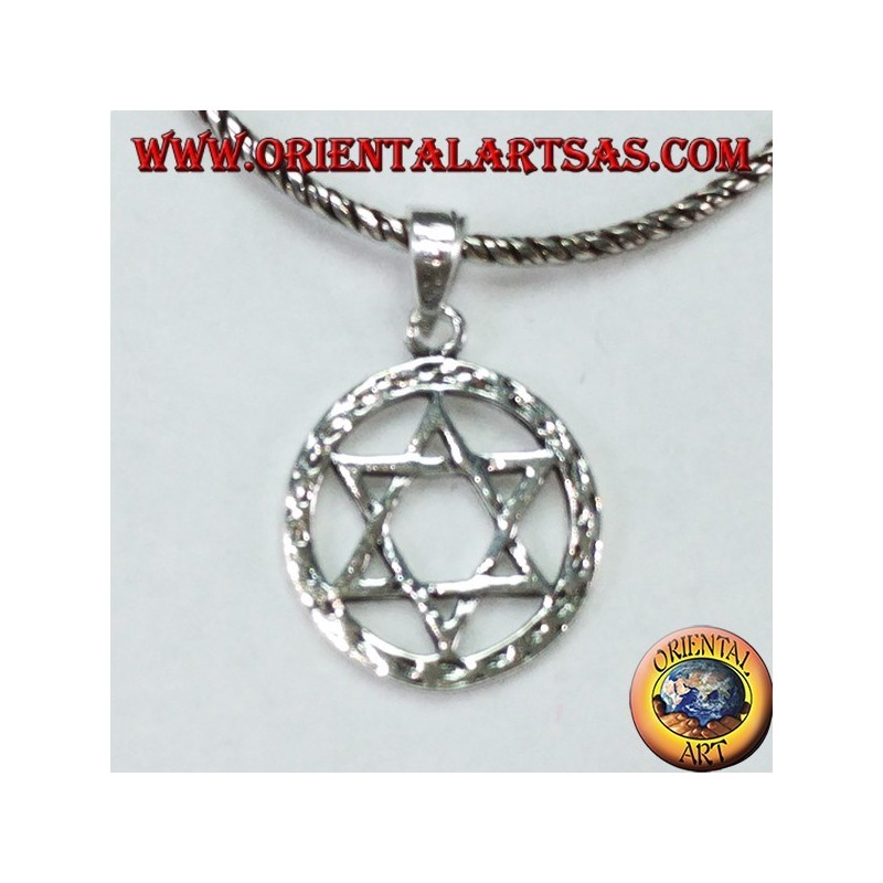 Pendentif en argent avec une étoile à six branches Star of David dans le cercle