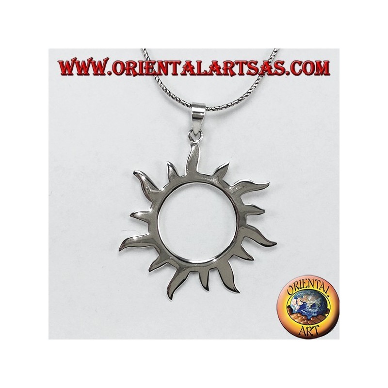 Pendentif en argent avec des rayons de soleil