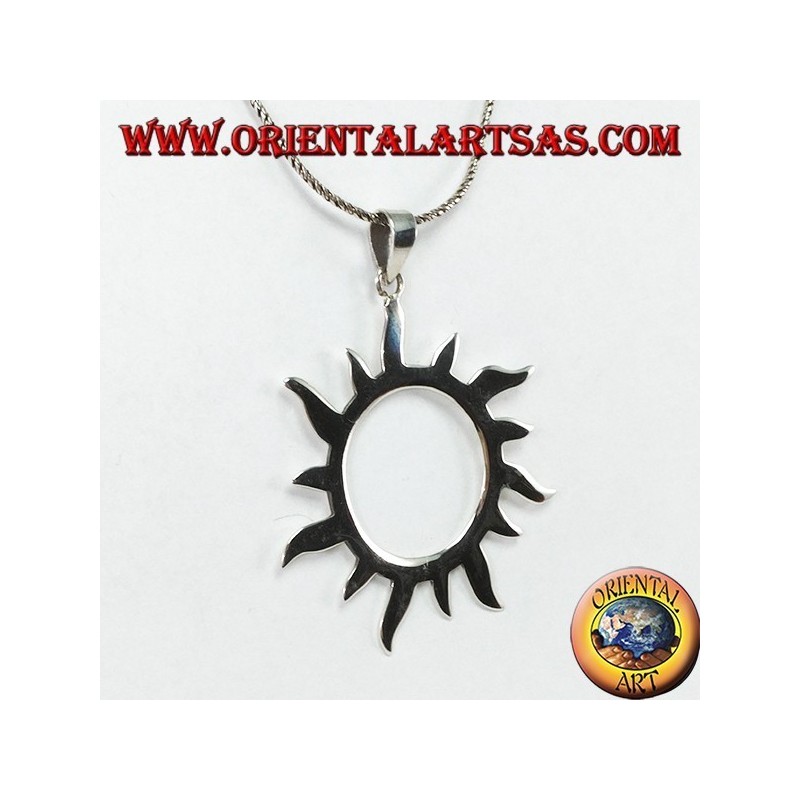 Silberner Anhänger mit Sonnenstrahlen