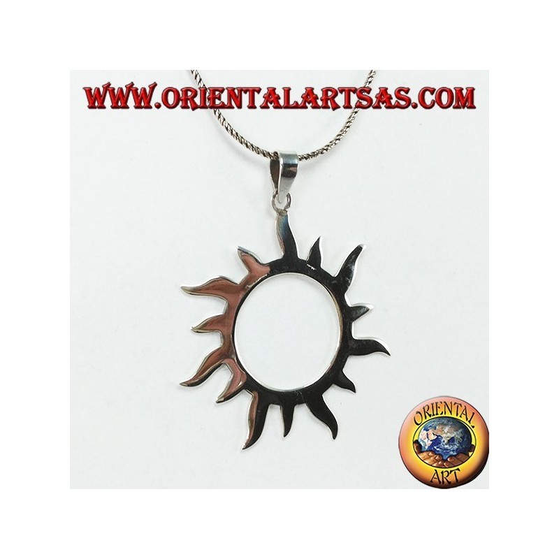Silberner Anhänger mit Sonnenstrahlen