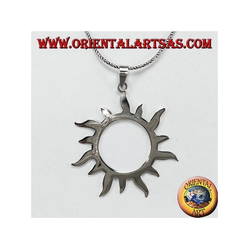 Silberner Anhänger mit Sonnenstrahlen