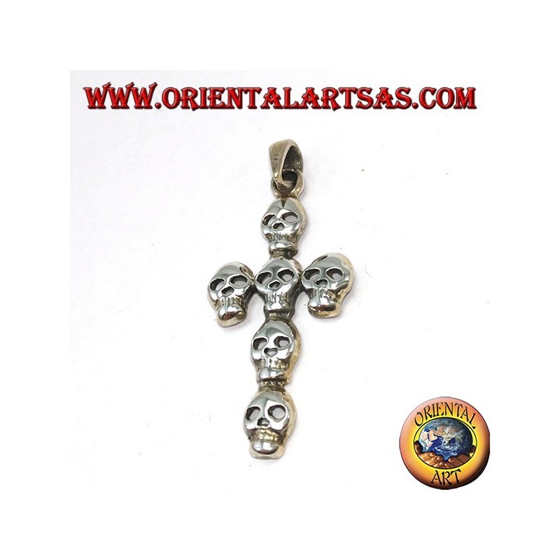 Pendentif en argent d'une croix composée de six crânes