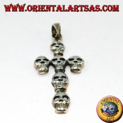 Pendentif en argent d'une croix composée de six crânes