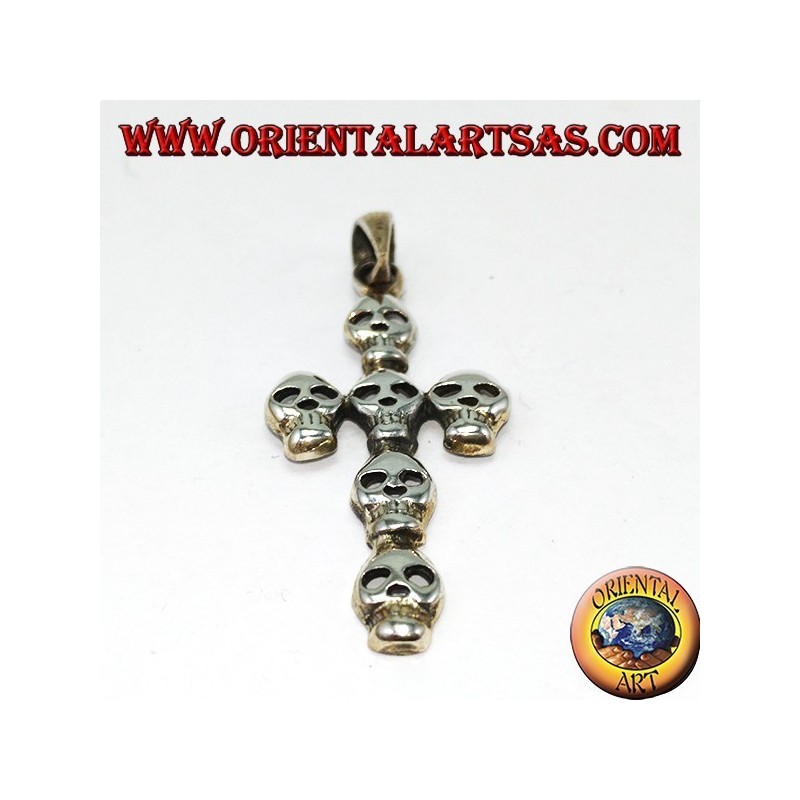 Pendentif en argent d'une croix composée de six crânes