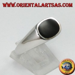 Anillo de plata con ónice ovalado plano montado transversalmente