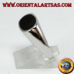 Anillo de plata con ónice ovalado plano montado transversalmente