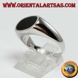 Anillo de plata con ónice ovalado plano montado transversalmente