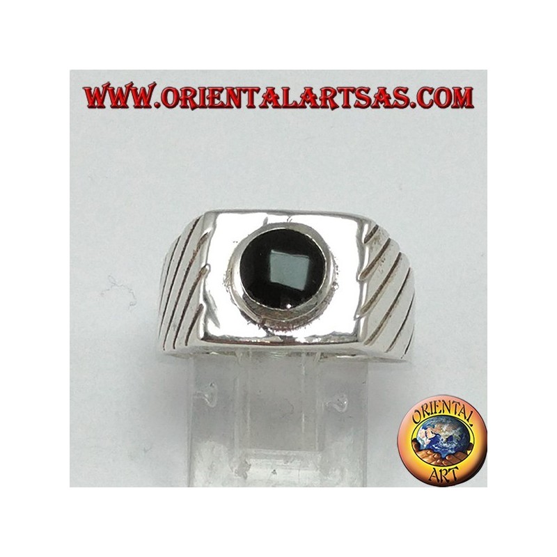Anello in argento con onice tonda sopraelevata su base quadrata