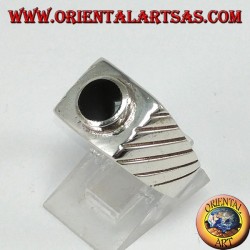 Bague en argent avec onyx rond surélevé sur une base carrée