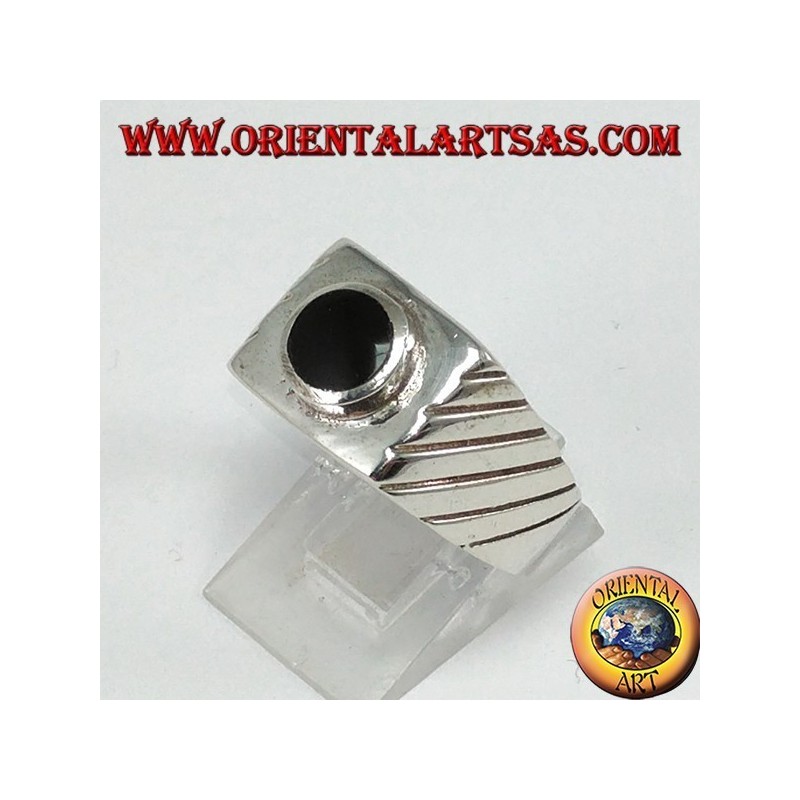 Anillo de plata con ónix redondo levantado sobre una base cuadrada