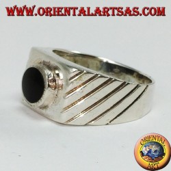 Bague en argent avec onyx rond surélevé sur une base carrée