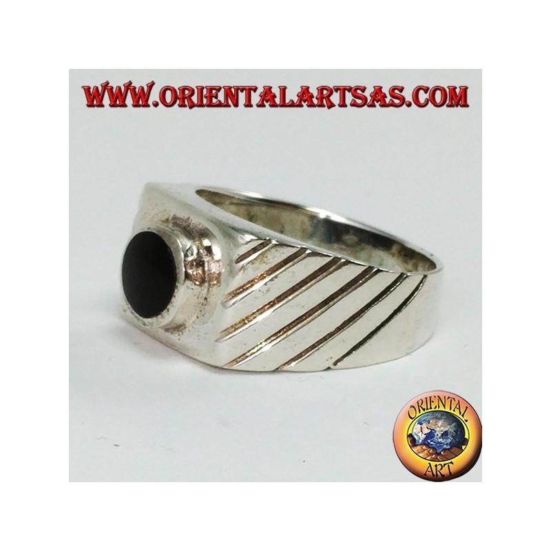 Anillo de plata con ónix redondo levantado sobre una base cuadrada