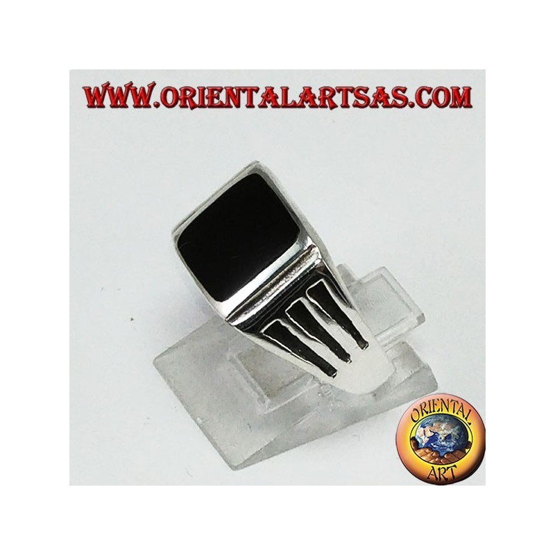 Silberring mit quadratischem Onyx und Gravuren mit drei Stäben an den Seiten