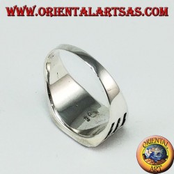 Anillo de plata con ónix cuadrado y grabados con tres duelas a los lados