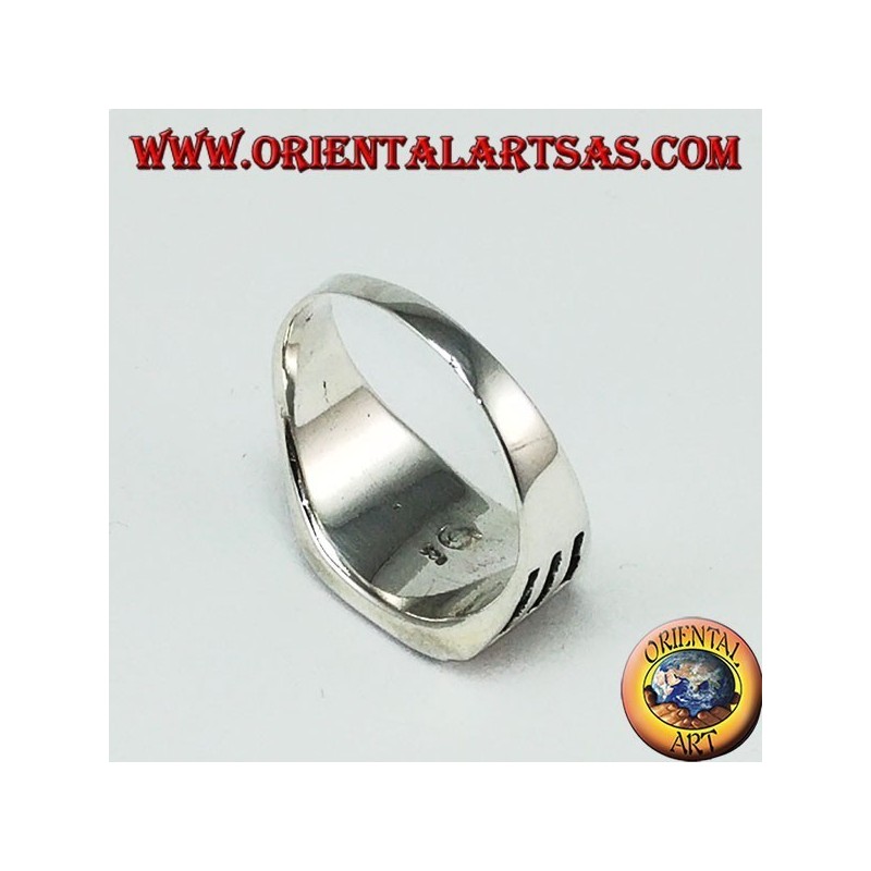 Anillo de plata con ónix cuadrado y grabados con tres duelas a los lados