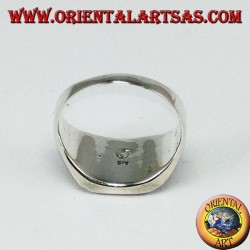 Anillo de plata con ónix cuadrado y grabados con tres duelas a los lados