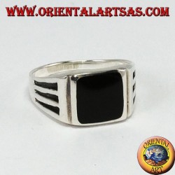 Anillo de plata con ónix cuadrado y grabados con tres duelas a los lados