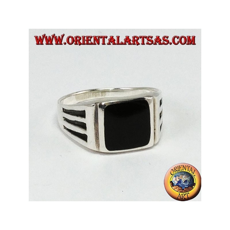 Anello in argento con onice quadrata ed incisioni con tre righi sui lati