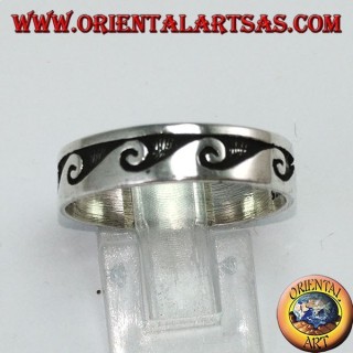 Bague en argent incrustée de vagues