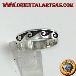 Silberring mit Wellen eingelegt