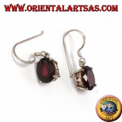Boucles d'oreilles en argent percées à la main avec un jeu de grenat ovale naturel