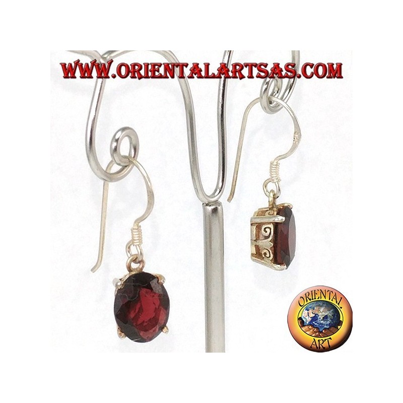 Boucles d'oreilles en argent percées à la main avec un jeu de grenat ovale naturel