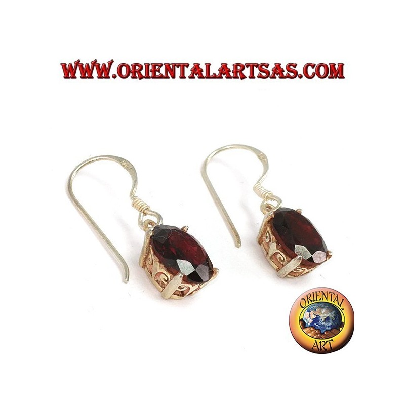 Boucles d'oreilles en argent percées à la main avec un jeu de grenat ovale naturel