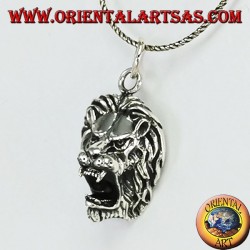 Pendentif en argent avec une tête de lion agressive