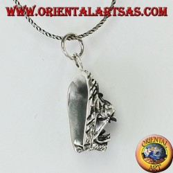 Pendentif en argent avec une tête de lion agressive