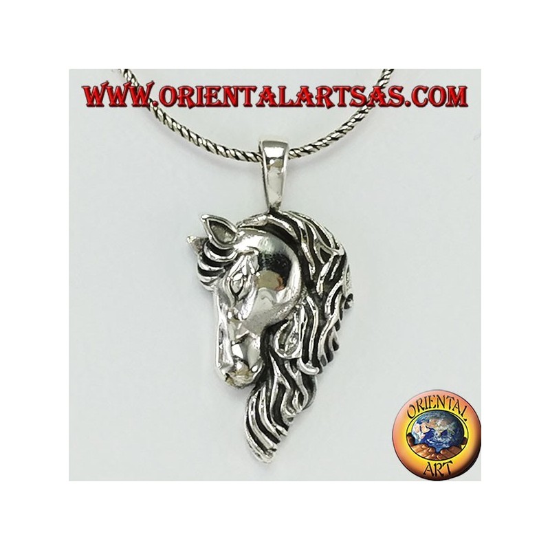 Colgante de plata, cabeza de caballo con una melena gruesa