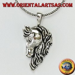 Colgante de plata, cabeza de caballo con una melena gruesa