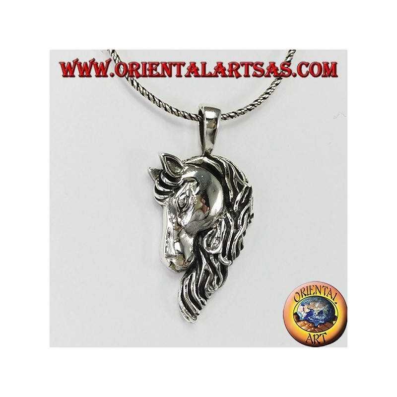 Pendant in silver horse head with a thick mane