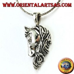 Pendentif en tête de cheval en argent avec une épaisse crinière